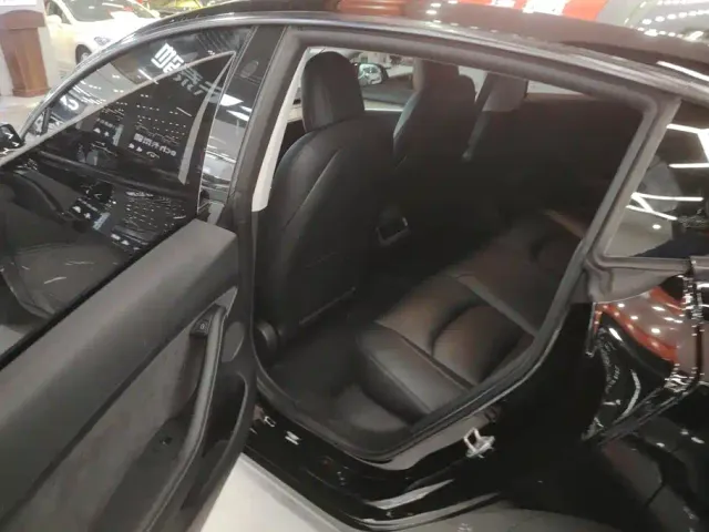 Tesla Model 3 — Фото автомобиля 11