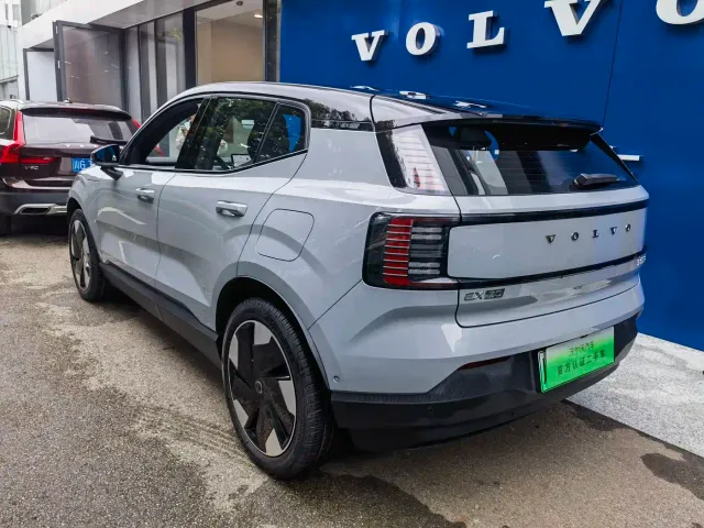 Volvo EX30 — Фото автомобиля 6