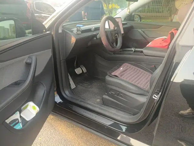 Tesla Model Y — Фото автомобиля 17