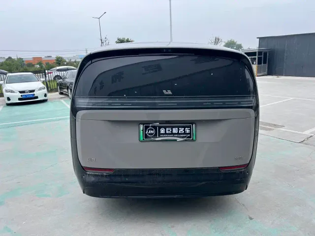 Li Auto MEGA — Фото автомобиля 11