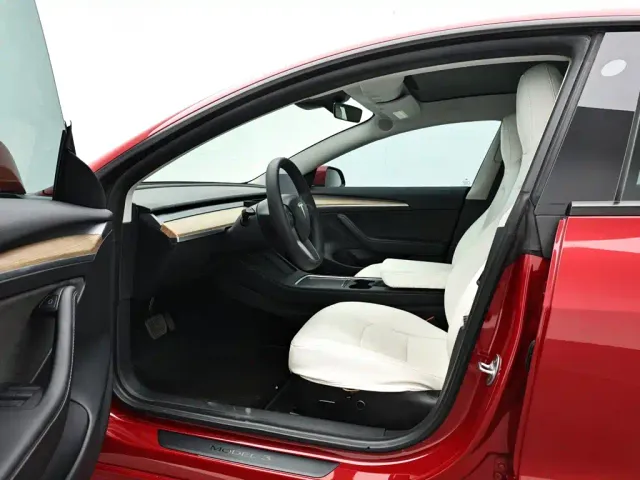 Tesla Model 3 — Фото автомобиля 11