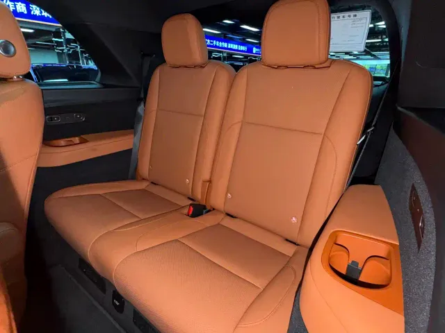 Li Auto L8 — Фото автомобиля 10