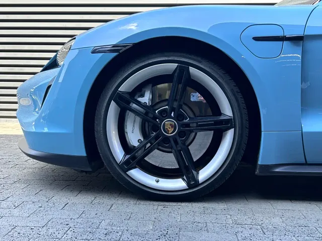 Porsche Taycan — Фото автомобиля 6