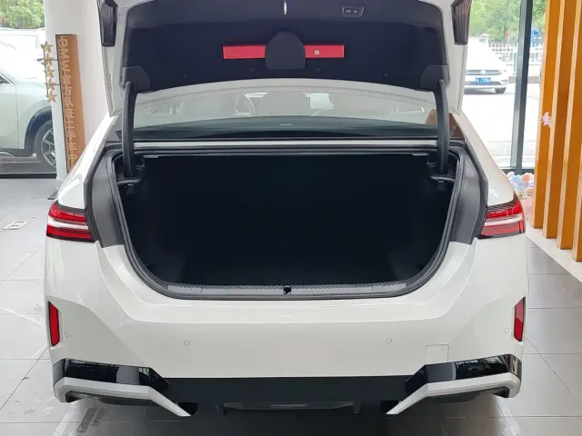BMW 5 Series — Фото автомобиля 18
