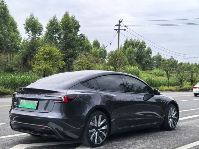 Tesla Model 3 — Фото автомобиля 4