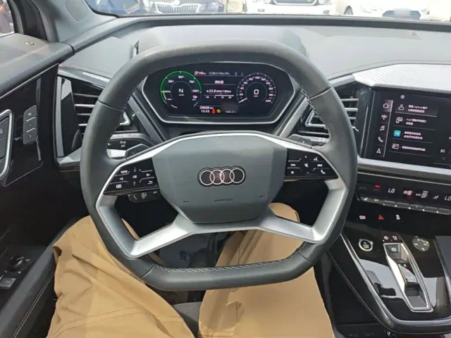 Audi Q4 e-tron — Фото автомобиля 10