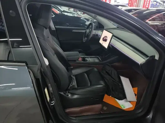 Tesla Model Y — Фото автомобиля 24