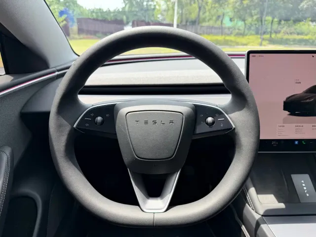 Tesla Model 3 — Фото автомобиля 12
