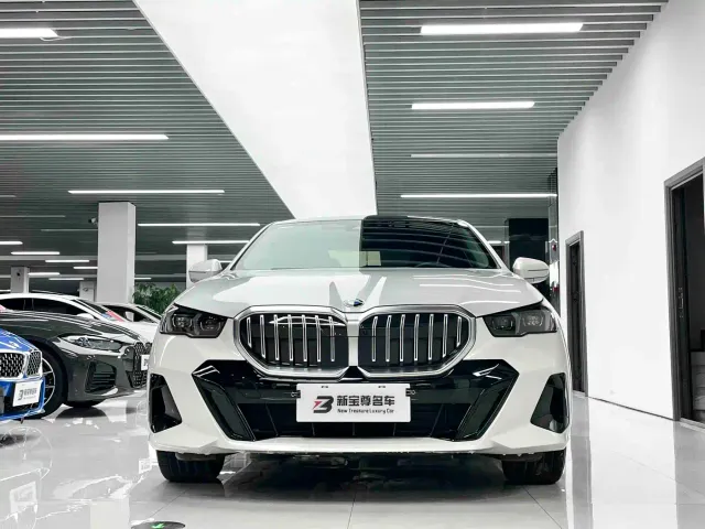 BMW 5 Series — Фото автомобиля 2
