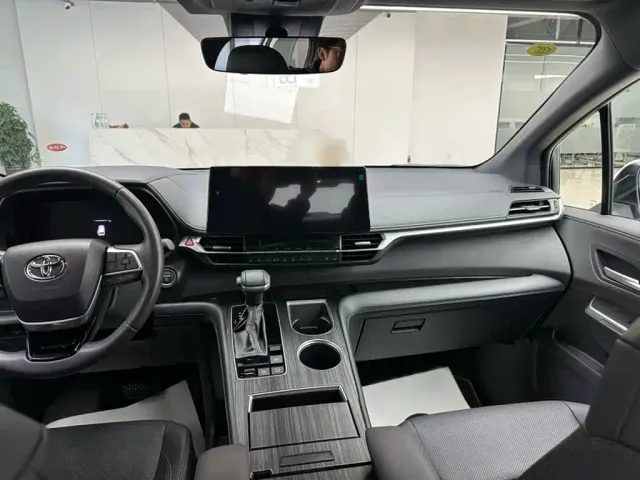 Toyota Sienna — Фото автомобиля 15