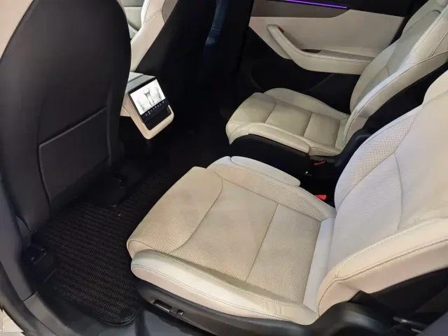 Tesla Model Y L — Фото автомобиля 10