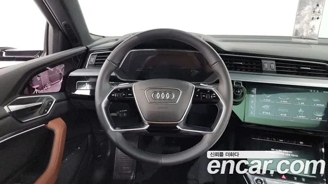 Audi e-tron — Фото автомобиля 10