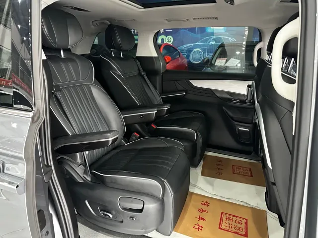 Roewe iMAX8 — Фото автомобиля 7