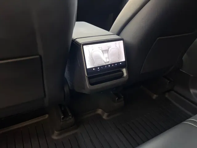 Tesla Model Y — Фото автомобиля 16