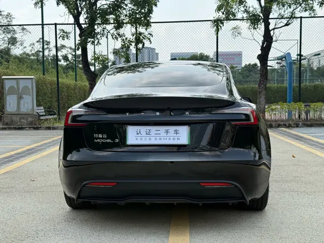 Tesla Model 3 — Фото автомобиля 10