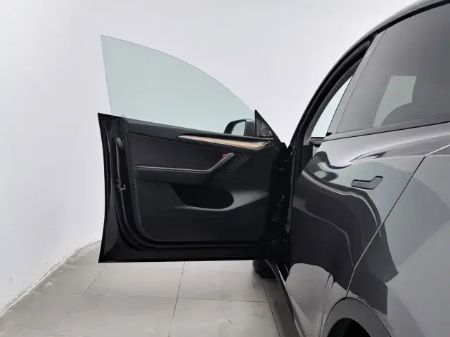 Tesla Model Y — Фото автомобиля 8