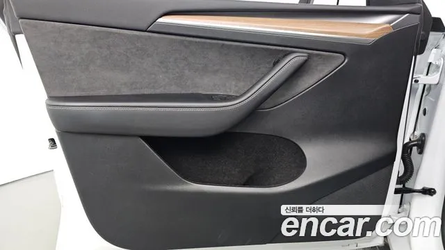Tesla Model Y — Фото автомобиля 12