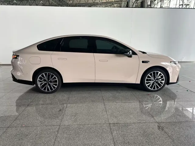 Leapmotor B01 — Фото автомобиля 24