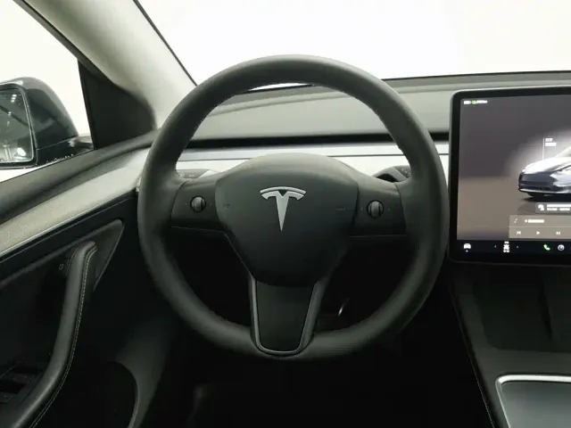 Tesla Model Y — Фото автомобиля 11