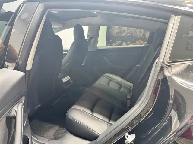 Tesla Model 3 — Фото автомобиля 18