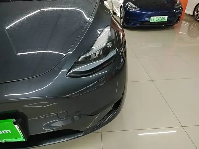 Tesla Model Y — Фото автомобиля 23