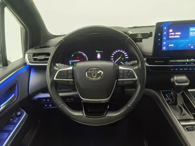 Toyota Sienna — Фото автомобиля 11