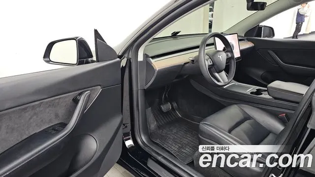 Tesla Model Y — Фото автомобиля 15