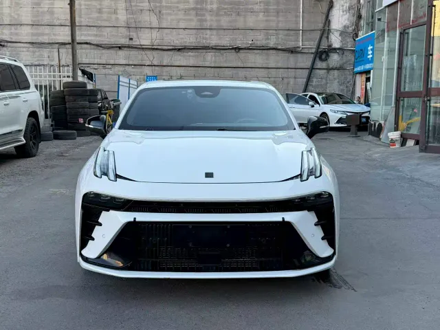 Lynk & Co 03 — Фото автомобиля 2