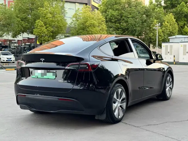 Tesla Model Y — Фото автомобиля 7