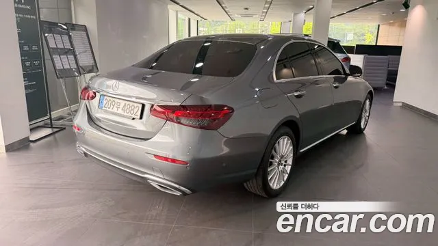 Mercedes-Benz E-Class — Фото автомобиля 2