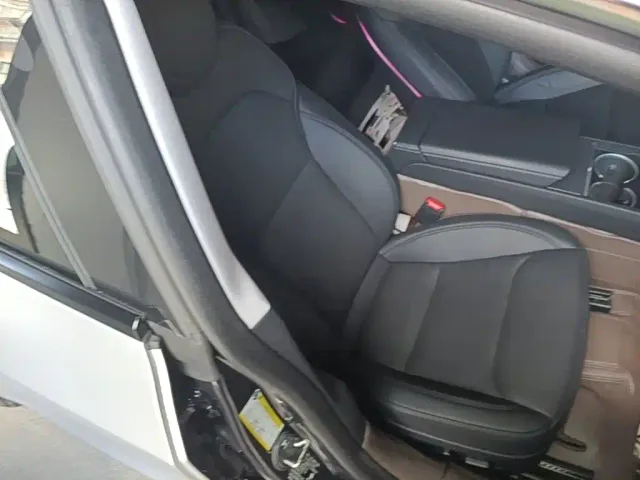 Tesla Model 3 — Фото автомобиля 24