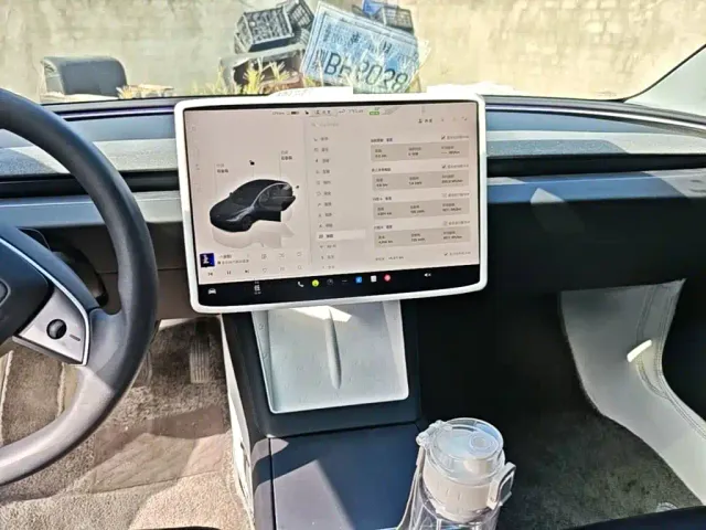 Tesla Model 3 — Фото автомобиля 12
