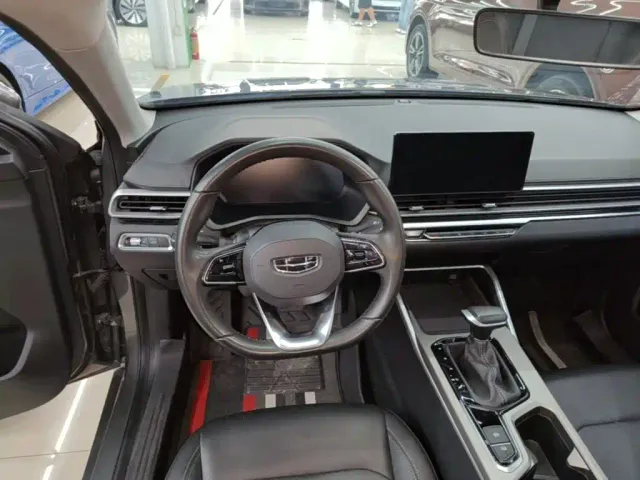 Geely Emgrand — Фото автомобиля 10