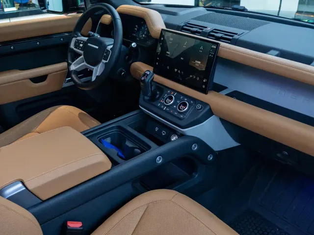 Land Rover Defender — Фото автомобиля 10
