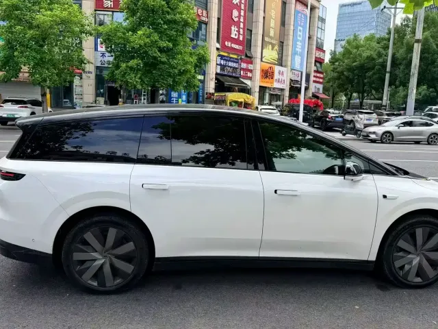 Li Auto Li i8 2025 Standard Edition — Фото автомобиля 3