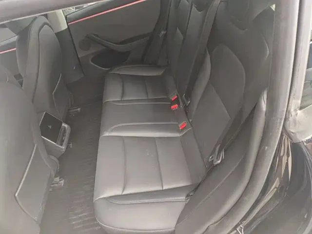 Tesla Model 3 — Фото автомобиля 16