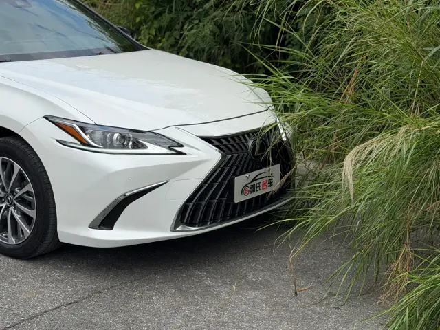 Lexus ES — Фото автомобиля 8