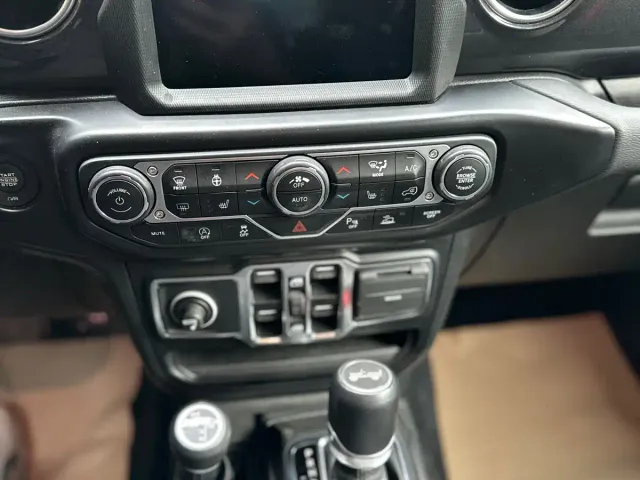 Jeep Wrangler — Фото автомобиля 20