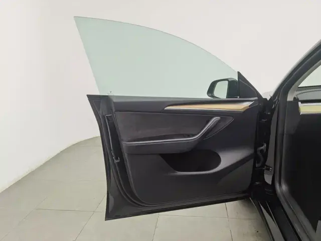 Tesla Model Y — Фото автомобиля 8