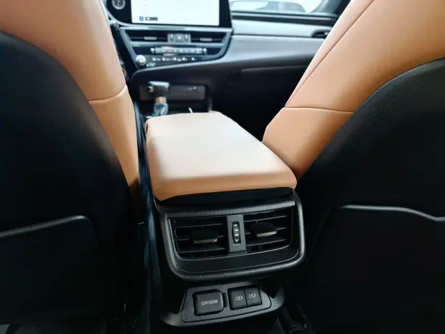 Lexus ES — Фото автомобиля 14