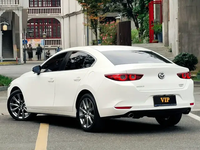 Mazda Axela — Фото автомобиля 10