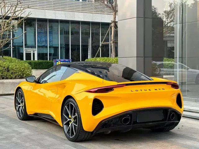 Lotus Emira — Фото автомобиля 4
