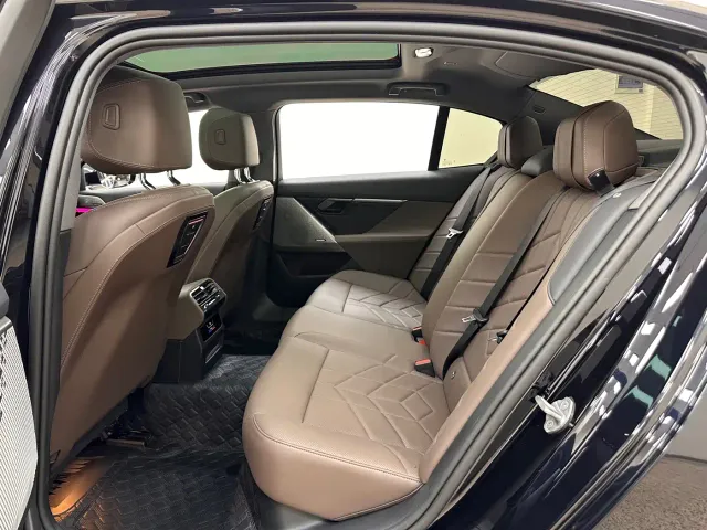BMW 5 Series — Фото автомобиля 17