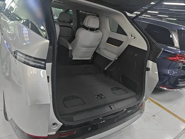 Xpeng X9 — Фото автомобиля 18