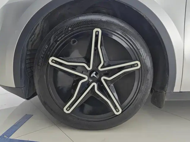 Tesla Model Y — Фото автомобиля 6