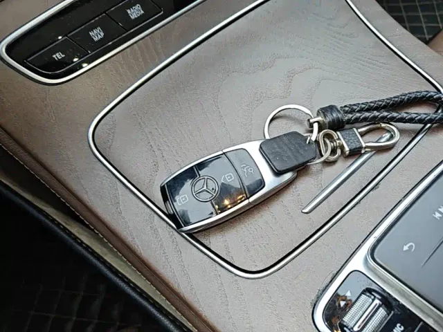 Mercedes-Benz E-Class — Фото автомобиля 8