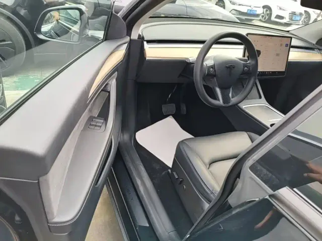 Tesla Model Y — Фото автомобиля 15