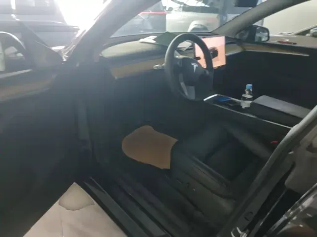 Tesla Model Y — Фото автомобиля 11