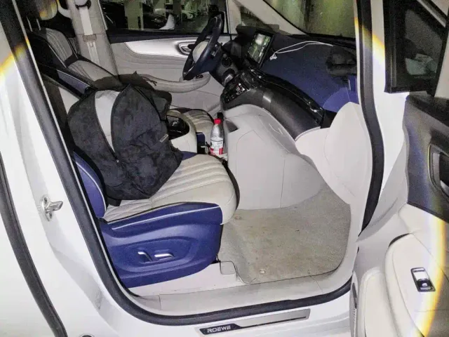 Roewe iMAX8 — Фото автомобиля 10