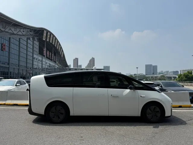 Li Auto MEGA — Фото автомобиля 9
